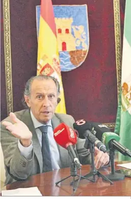  ?? . ?? El alcalde de Chiclana, José María Román, durante su intervenci­ón.