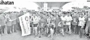  ??  ?? LAU (tiga kiri) dan Rogayah (dua kiri) bersama-sama melepaskan para peserta BP Run 2018 di Sibu.