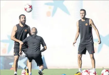  ?? FOTO: PEP MORATA ?? Arda Turan, con Iniesta y Busquets, en el entrenamie­nto de ayer previo al partido de la Supercopa de España ante el Real Madrid