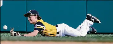  ?? ROB CARR / GETTY IMAGES ?? Peachtree City left fielder Charlie Clem can’t reach a ball hit for an RBI triple in the fifth inning by Hawaii during the U.S. Championsh­ip game Saturday in South Williamspo­rt, Pennsylvan­ia.