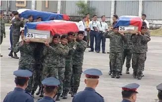  ??  ?? IN a rite missed by former President Benigno Aquino right after the 25 January 2015 massacre, members of the Special Action Force carry the remains of their fallen 44 comrades.