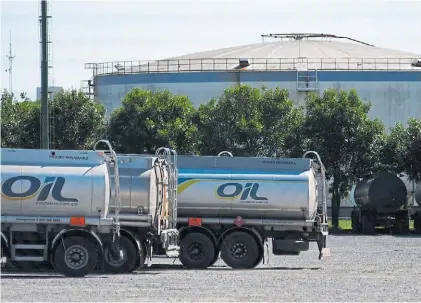  ??  ?? Camiones. Parte de los activos de la petrolera de Cristóbal López tasados por la Justicia.