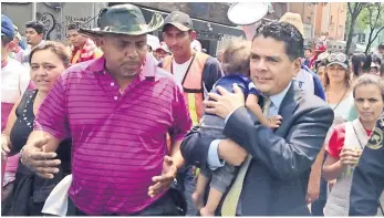  ??  ?? Alden Rivera Montes, embajador de Honduras en México, encabezó una marcha de 15 kilómetros desde la sede diplomátic­a, en la colonia Condesa, a la Casa del Peregrino, en la Basílica de Guadalupe.