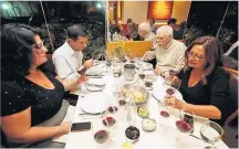  ??  ?? Gole a gole. Carla Peralva (à esq.), o médico Gustavo Andrade de Paulo, presidente da ABS, Guilherme Velloso e Patrícia Ferraz à mesa no Tatini durante a degustação.