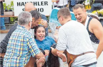  ?? FOTO: MICHAEL KETTEL/MICHAEL KETTEL FOTOGRAFIE ?? Nachdem sie den Gautschsch­wur abgelegt hatten, gab es für die Absolvente­n des Hauchler-Studios Biberach traditione­ll eine kalte Bütt.