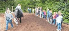  ?? FOTO: MOOSBRUCKE­R ?? Andrea Hafen und Astrid Merl sorgen dafür, dass alle Kinder ihren Spaß am Reiten haben.