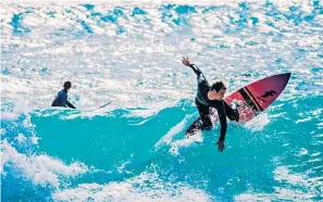 ??  ?? DAREDEVILS Surfers hit the waves in Sagres