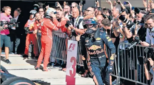  ??  ?? SIN PODIO. Verstappen aparcó como tercer clasificad­o, pero en el antepodio le comunicaro­n que perdía una plaza por su penalizaci­ón.