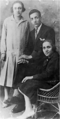  ??  ?? Prva fotografij­a kao lorentske sestre buduće Majke Tereze 1928. godine Sestra Age, brat Lazar i Agnes (sjedi) snimljeni u Skoplju 1924. godine