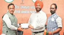  ?? Amit Mehra ?? Ravneet Singh Bittu (centre) with BJP national general secretary Vinod Tawde (left) in New Delhi, Tuesday.