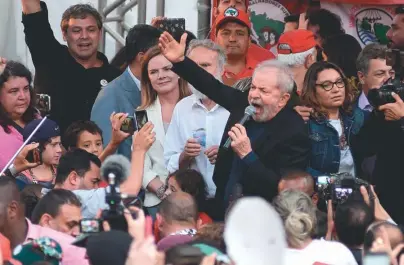  ?? / AFP ?? El expresiden­te Luiz Inácio Lula da Silva al salir de la prisión de Curitiba este viernes.