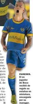  ??  ?? PAREDES. El ex jugador de Boca recibió de regalo su estatua en miniatura, encargada por su manager.