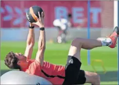  ??  ?? Alberto Moreno (Villarreal) y Roncaglia (Osasuna) corren en su primer día de entrenamie­ntos. A la derecha, Sergi Gómez, del Sevilla, hace ejercicios con un balón medicinal.