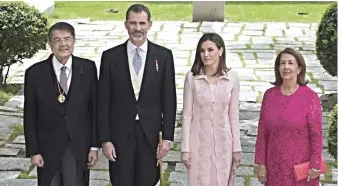  ?? AP ?? Premio. El escritor nicaraguen­se Sergio Ramírez, a la izquierda, posa con los reyes de España, Felipe y Letizia, junto a su esposa, Gertrudis Guerrero Mayorga, en los jardines de la Univerdad Alcalá de Henares, después de la entrega del premio.