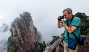  ?? ?? A tourist takes photos at Huangshan Mountain in Anhui Province on September 25, 2023