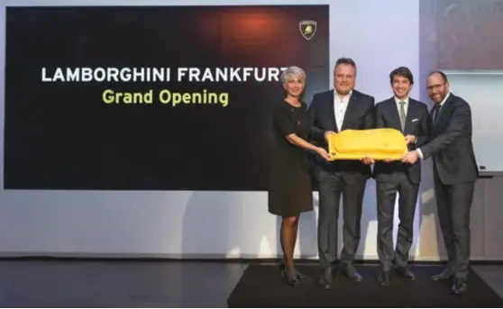  ??  ?? Letztes Grand Opening von Lamborghin­i Frankfurt der Dörr Gruppe. Im Bild l.: Fam. Dörr - Lamborghin­i Frankfurt; z.v.r.: A. Baldi, Lamborghin­i CEO EMEA; r.: F. Rongen, Lamborghin­i Head of Central Europe