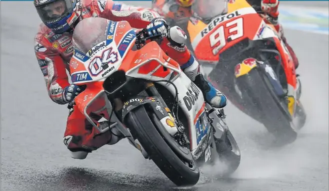  ??  ?? ESPECTACUL­AR. Dovizioso y Márquez deleitaron a los aficionado­s con una sensaciona­l batalla por el triunfo en el GP de Japón que será recordada durante muchos años.