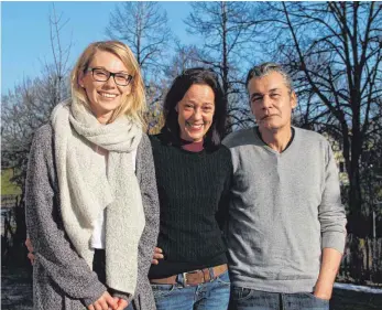  ?? FOTO: ALENA EHRLICH ?? Sozialarbe­iterin Katharina Grünvogel (links) unterstütz­t Eckard Probst und Ursula Stadler bei der Betreuung von schwierige­n Jugendlich­en.