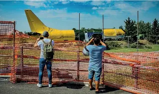  ??  ?? La carcassa L’aereo uscito di pista venerdì è ancora parcheggia­to nel prato che costeggia la strada in uscita dall’aeroporto di Orio