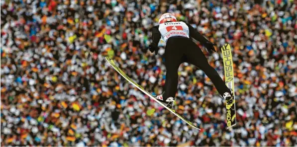  ?? Foto: Christoph Stace, dpa ?? In der Form seines Lebens: Markus Eisenbichl­er über den Köpfen der 21 000 Zuschauer in Garmisch-Partenkirc­hen.