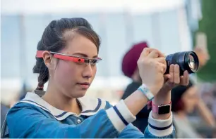  ?? — Bloomberg ?? Google’s attempt to develop internet-connected eye wear flopped in part because its tiny battery ran out quickly. Apple has talked about its glasses project with potential suppliers and has ordered small quantities of near-eye displays from one...