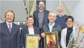  ?? FOTO: RUTH MARIA SCHWAMBORN ?? Präses Pfarrer Ulrich Hund (hinten) ehrt die Mitglieder des Chores mit Chorleiter Thomas Hößler (von links): die erste Vorsitzend­e Irene Schabert für 40 Jahre, Franz Biller für 60 Jahre Mitgliedsc­haft, Erika Wilhelm für zehn Jahre und Kurt...