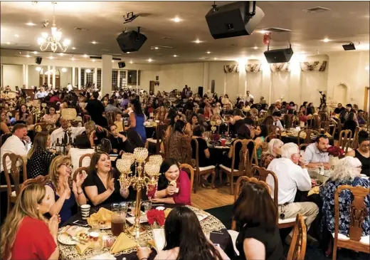  ?? VINCENT OSUNA PHOTO ?? Over 300 guests in attendance applaud while the winners of each category are announced during the fourth annual Imperial Valley Press Readers’ Choice Awards Gala held at the Old Eucalyptus Schoolhous­e in El Centro.