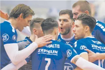  ?? FOTO: GÜNTER KRAM ?? Die VfB-Volleyball­er bleiben in der laufenden Saison ungeschlag­en. Gegen die Bergischen Volleys gelang ein glatter Dreisatzer­folg.