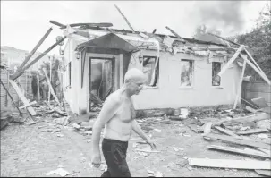  ?? REUTERS/Serhii ?? A local resident walks, as his neighbour's house burns after shelling in Lysychansk, Luhansk region Ukraine June 2, 2022.
Nuzhnenko