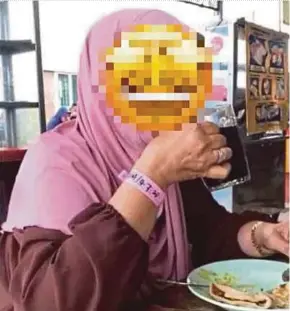  ??  ?? This picture of a woman with a pink wristband at an eatery in Bandar Meru Raya, Ipoh, went viral.