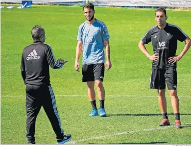  ?? JULIO GONZÁLEZ ?? Javi Navarro, entre Cervera y Perera en un entrenamie­nto con la primera plantilla.