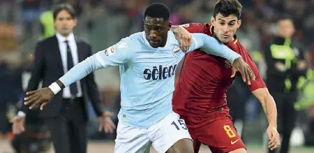  ??  ?? Disastroso Il difensore laziale Bastos, a sinistra nella foto, in azione sabato scorso nel derby con il gialloross­o Perotti