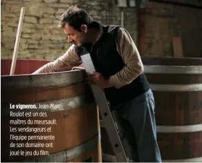  ??  ?? Le vigneron. Jean-Marc Roulot est un des maîtres du meursault. Les vendangeur­s et l’équipe permanente de son domaine ont joué le jeu du film.