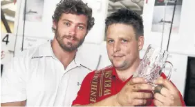  ??  ?? > Welsh rugby internaion­al Leigh Halfpenny presents the Norman Perkins Perpetual Challenge Cup to Ian Jones, from Four Crosses, Powys, who won the Welsh National Sheep Shearing competitio­n