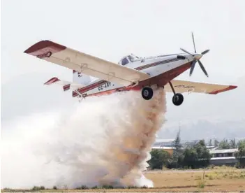  ??  ?? ► Avión Airtractor de la Conaf para combatir incendios.