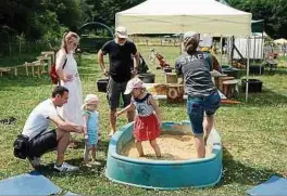  ?? ?? Wasser und Sand stoßen bei den lieben Kleinen auf großes Interesse.