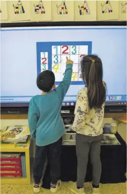  ?? Elisenda Pons ?? Dos alumnos de educación infantil del Vista Alegre hacen un sudoku.