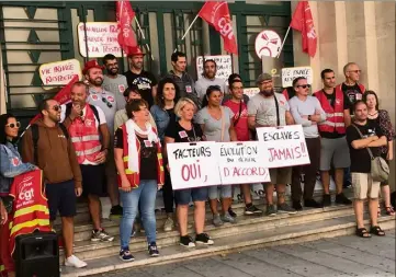  ?? (Photo L. B.) ?? Les facteurs se sont mobilisés hier devant le siège de La Poste à Nice.