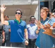  ?? PTI ?? ▪ Sachin Tendulkar, with wife Anjali, waves at fans who greeted him on his birthday at his residence in Mumbai on Tuesday.