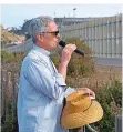  ?? FOTO: FRANK HERRMANN ?? John Fanestil, Methodiste­npfarrer aus San Diego, feiert sonntags Gottesdien­ste am Grenzzaun.