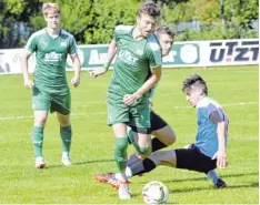  ?? Foto: Ernst Mayer ?? Burgaus Marc Sirch (am Ball) erzielte im Duell gegen den FC Günzburg in der Schlusspha­se zwei Treffer.