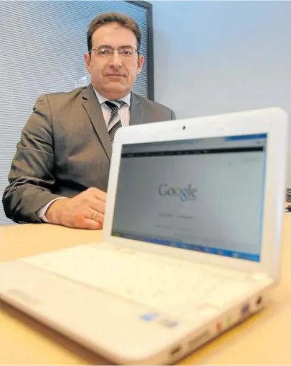  ?? Foto: Oskar Montero ?? Luis Ángel González, detrás de un ordenador con el buscador Google en pantalla.