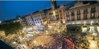  ??  ?? Después de la protesta contra el yihadismo, cientos de personas arribaron a la zona de La Rambla, donde cantaron como un homenaje a las víctimas de los atentados.