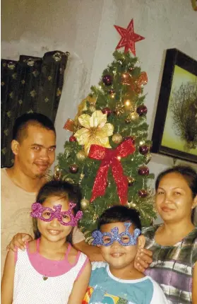  ?? SUNSTAR FOTO / REY CAMPAÑA ?? PORTRAIT. Joel B. Lopez (left) with his family during happier times. Initial reports say he had difficulty trying to get a job after he was dismissed from service.