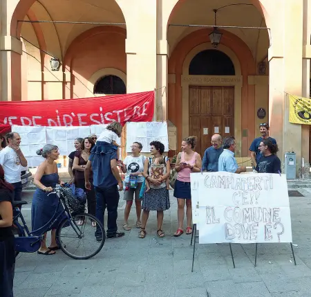  ??  ?? Con diversi manifesti e la presenza dei contadini dell’associazio­ne è andata in scena ieri mattina la protesta di Campi Aperti contro il Comune: «Campi aperti c’è! Il Comune dov’è?», recitava uno dei cartelloni in piazzaSan Rocco