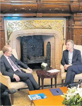  ??  ?? Visitante. Mauricio Macri se reunió con Timothy Garton Ash.