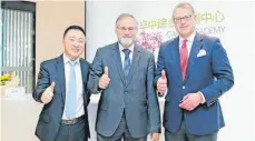  ?? FOTO: PRIVAT ?? Der aus Biberach stammende Honorarkon­sul Wolfgang Rudischhau­ser (Mitte), zusammen mit Boehringer-Vorstand Felix Gutsche (r.) und einem Vertreter aus der chinesisch­en Stadt Chengdu.