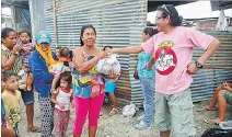  ?? CORTESÍA ?? Labor. Marcelo Olaya entregó donaciones en Pedernales en diciembre.