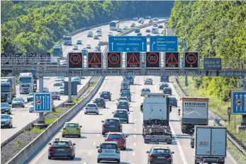  ?? FOTO: DPA ?? Hochbetrie­b auf der A 8 vor dem Dreieck Leonberg bei Stuttgart: Wer auf dem Weg in den Urlaub nicht im Stau stehen will, sollte antizyklis­ch fahren – und etwa Abend- oder Nachtstund­en nutzen.