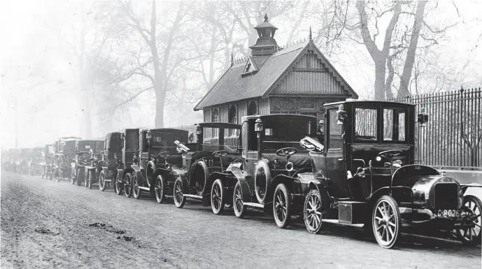  ?? Picture by Hulton Archive/Getty Images ?? Close ranks: A line of London motor taxis at a cab rank in Knightsbri­dge, March 1907.